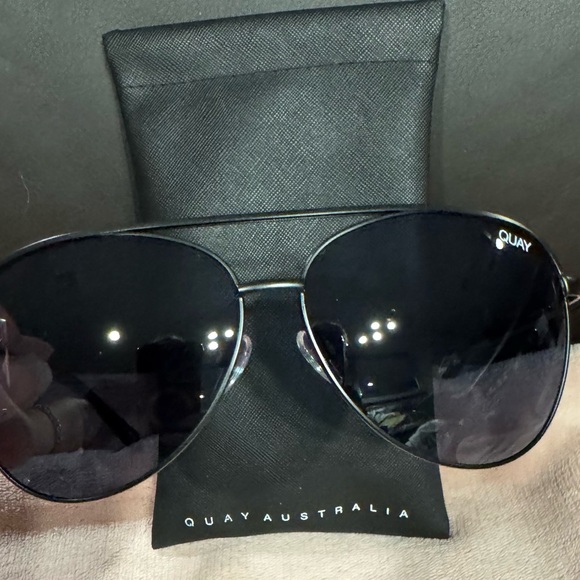 Quay Australia Dark Aviator Sunglasses and case. NWOT - Picture 2 of 2